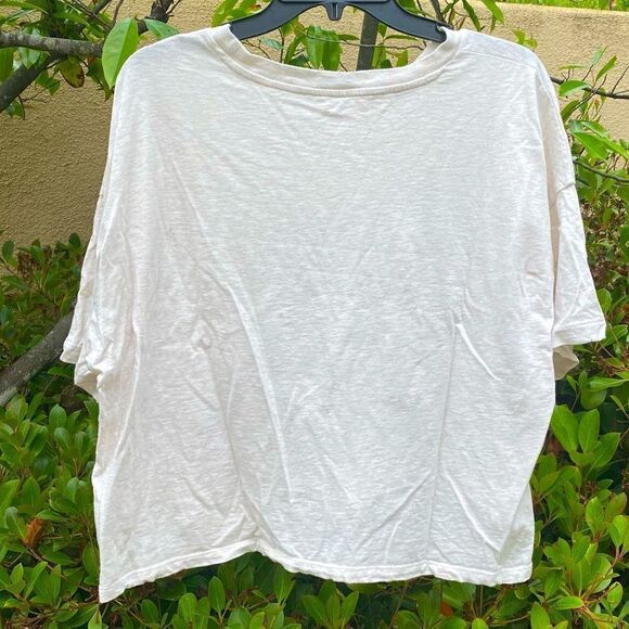 Aerie Cream "Your On My Wish List" graphic tee.  Size Large. VGUC - Picture 2 of 6
